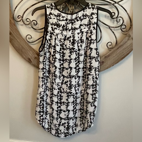 Violet & Claire Sleeveless Hi/Lo Tunic Top - Picture 2 of 5